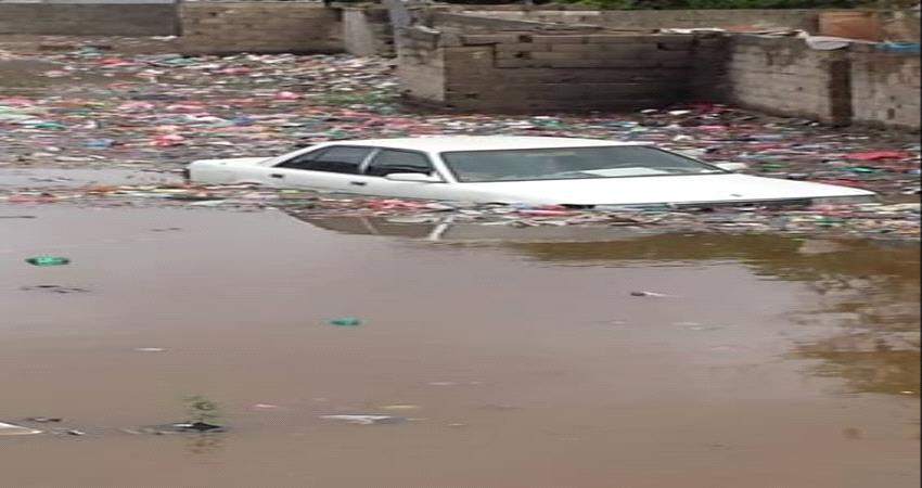 بالصور..الامطار تقطع عدد من الشوارع في لحج 