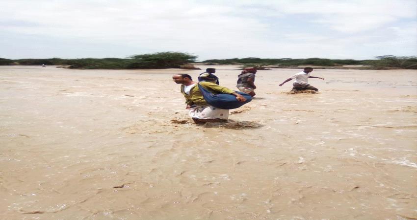 أبين..السيول توقف حركة السير بين 4 محافظات وتلحق اضرار بالمنازل والقنوات"صور"