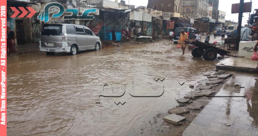 شاهد بالصور .. شوارع حوطة لحج تغرق في مياه الأمطار والصرف الصحي 
