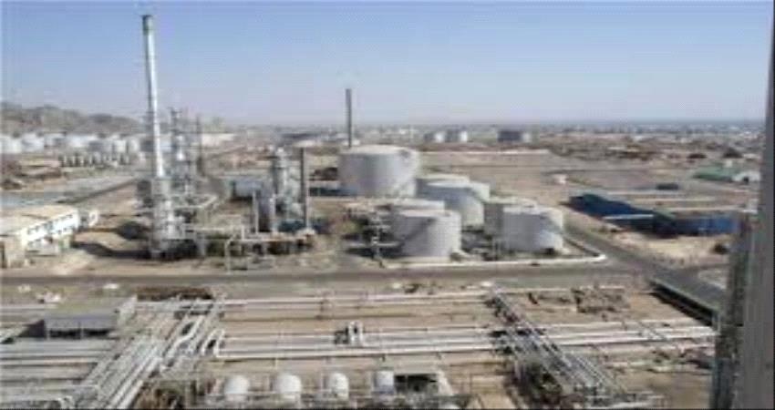 تخفيض رواتب مؤسسات خدمية بعدن يثير غضب عمال المصافي..والنقابة تتدارس خطوات الرد 