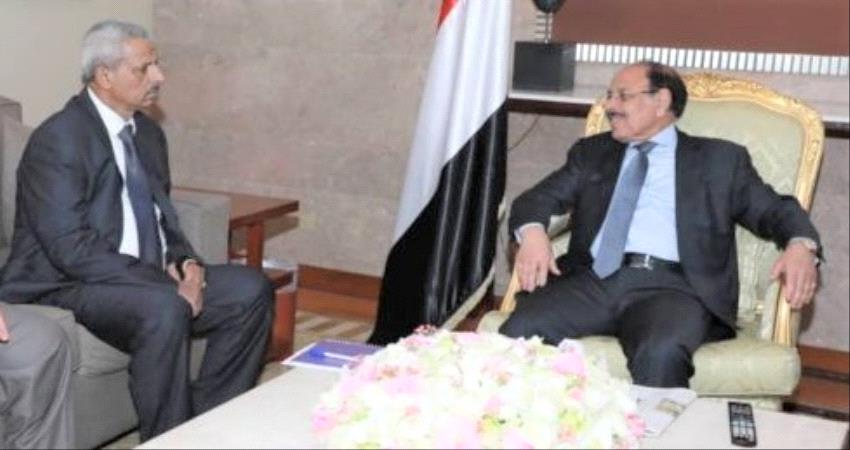 الاحمر يجري اتصالا هاتفيا بمحافظ لحج 