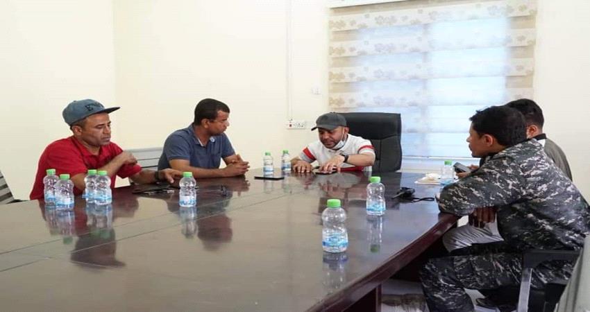 حضرموت  .. بحث آلية إغلاق أسواق الأسماك والخضروات وضرورة توفير البدائل