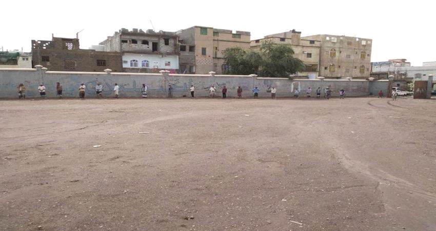 صور .. تطبيق لإجراءات الوقاية من #كورونا في لحج خلال استلام المساعدات