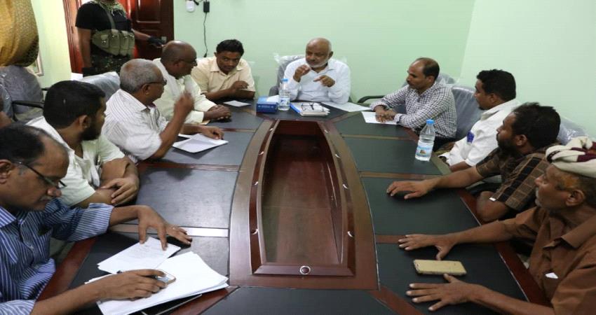 محافظ الحديدة يؤكد ضرورة تأمين الاحتياجات التموينية