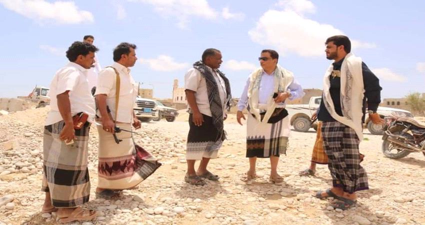 محافظ المهرة يتفقد أضرار الأمطار والسيول ويوجه الجهات المختصة بفتح الطرقات