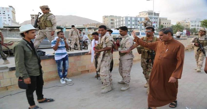 محافظ حضرموت ينزل لشوارع المكلا ويقدم للمواطنين نصائح الوقاية من #كورونا