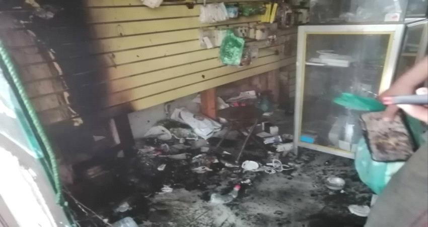 خلف أضرار بالغة..حريق يلتهم محل تجاري في الحبيلين بلحج..والسبب؟