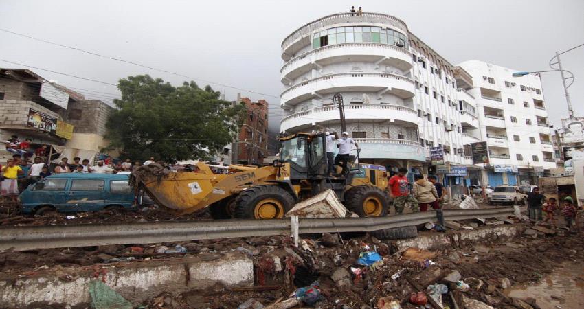 " أعمار اليمن" يوسع حملة النظافة للحد من أضرار السيول في عدن