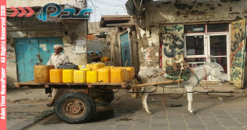 "الحمير " تخفف معاناة الناس بلحج من جراء انقطاع الماء المستمر