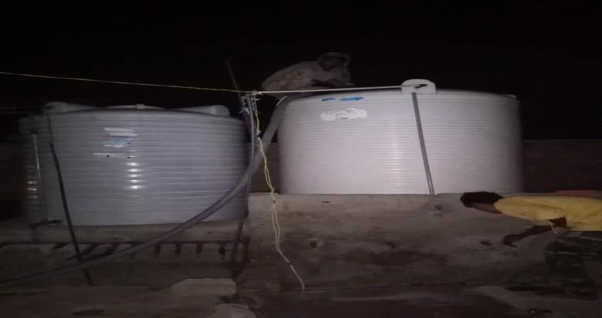 محلي الشيخ عثمان يوصل وايتات مياه لعدد من المنازل في المديرية 