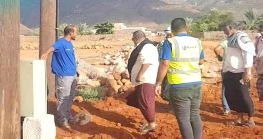 مؤسسة الشيخ خليفة توصل الكهرباء إلى منطقة كدحة بسقطرى 