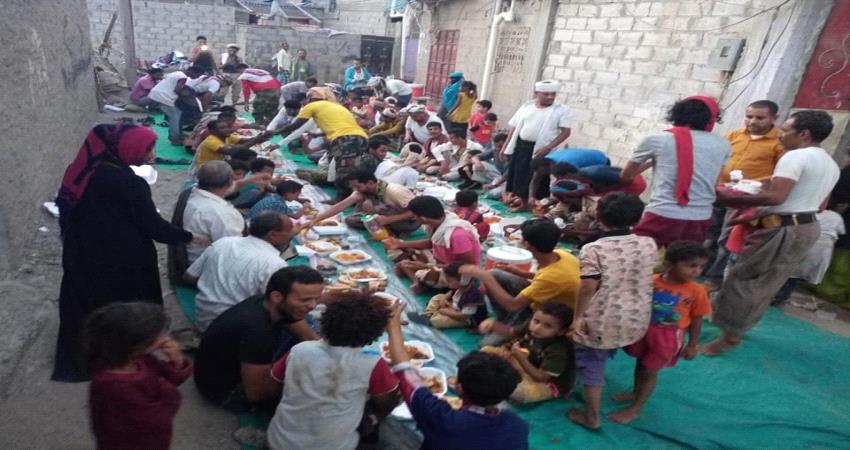 رغم التحذيرات.. استمرار مأدبة الافطار الجماعي في لحج دون الاكتراث بالخطر! 