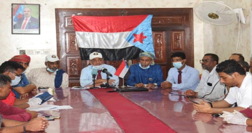 انتقالي حضرموت يوزع مستلزمات طبية ومواد رش للمرافق الصحية بالمحافظة