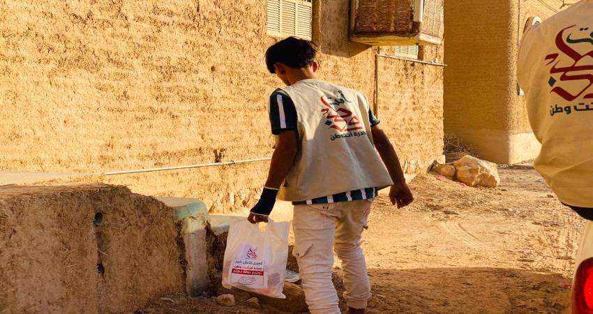 توزيع دجاج للأسر الاشد فقرا في احياء سيئون 