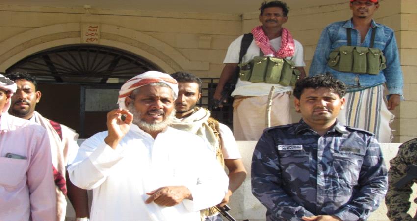 رئيس انتقالي سقطرى يتفقد الوحدات العسكرية في قلنسية