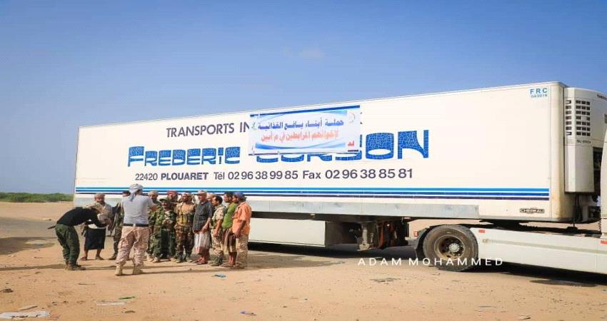 ابناء يافع يسيرون قافلة غذائية لدعم المقاتلين والنازحين في أبين