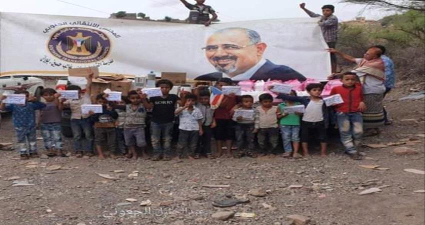 فيما امرأة مسنة قدمت خاتمها الوحيد .. أطفال حالمين بلحج يدعمون جبهة الضالع