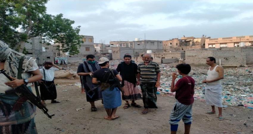 استمرار رفع اكوام القمامة من احياء مديرية الحوطة بلحج