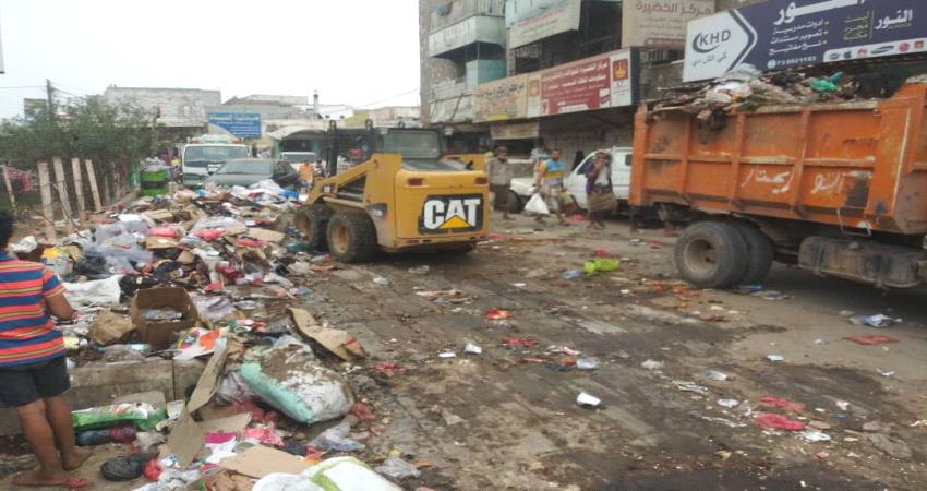 لليوم الثاني.. تواصل أعمال حملة النظافة الشاملة في الحوطة بلحج