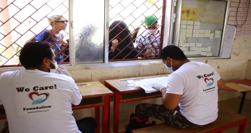 توزيع مبالغ مالية للأسر المتضررة من الأمطار والأشد فقرا بعدن