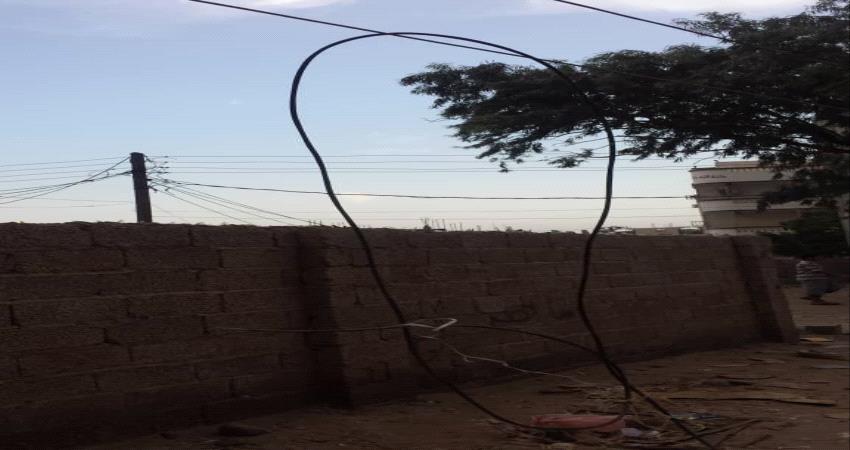 عاصفة رملية تتسبب بانقطاع خطوط امداد الكهرباء بلحج