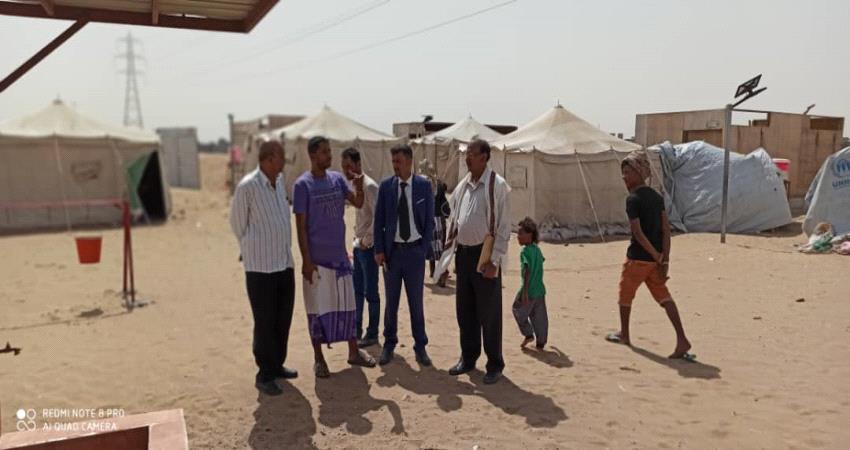 مسؤول حقوقي بانتقالي لحج يطلع على احوال النازحين بمخيمي صبر وبئر ناصر