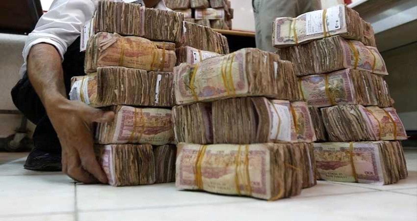 مصادر مصرفية تحمل الحكومة مسئولية الانهيار المستمر للريال اليمني