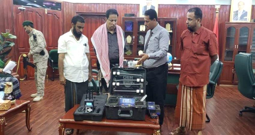 هيئة مشاريع مياه الريف بالمهرة تتسلم جهاز استكشاف المياه الجوفية