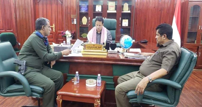 المهرة .. المحافظ يطلع على الأوضاع الأمنية وسير حملة منع الدراجات النارية