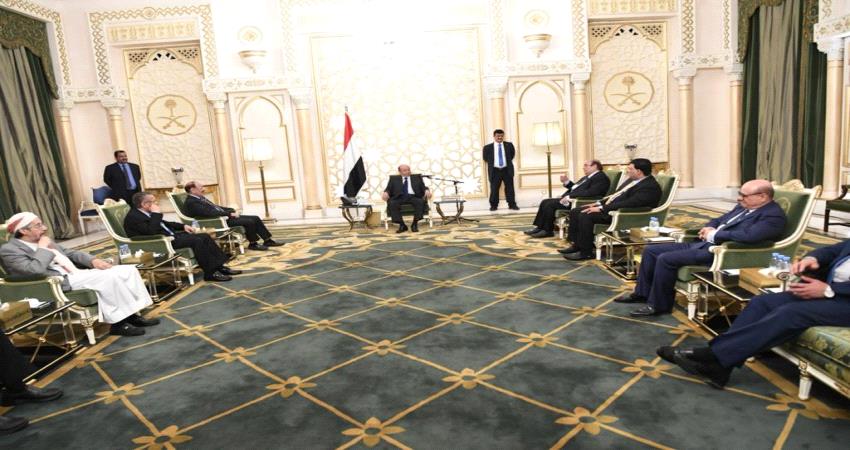 الرئيس هادي يعقد اجتماعاً لهيئة مستشاريه ويقدم إيضاحات لمختلف القضايا..