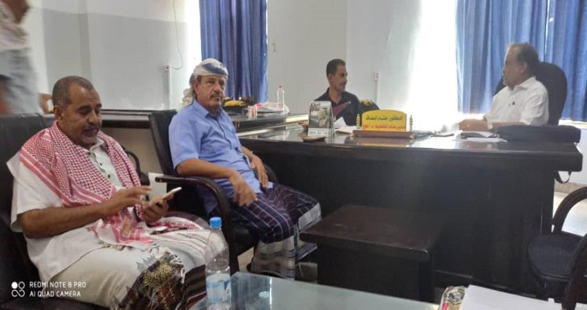 مسؤول محلي بلحج يدعو المنظمات للاسهام في استكمال طريق ضول المفلحي