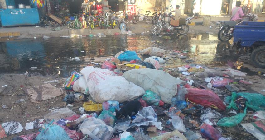 صور .. حوطة لحج تتحول إلى مقلب للقمامة ومياه الصرف الصحي