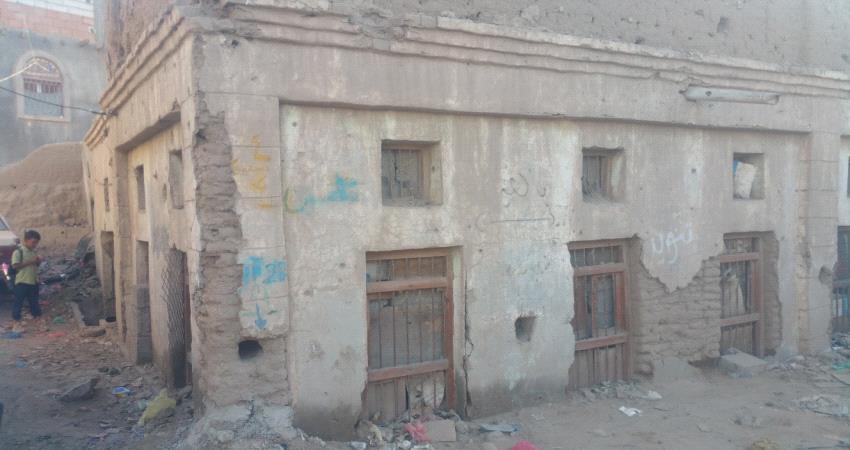 طالب بتعويضه مع المتضررين من الأمطار.. مواطن :" أعيش في منزل لايصلح حتى زريبة غنم" - صور