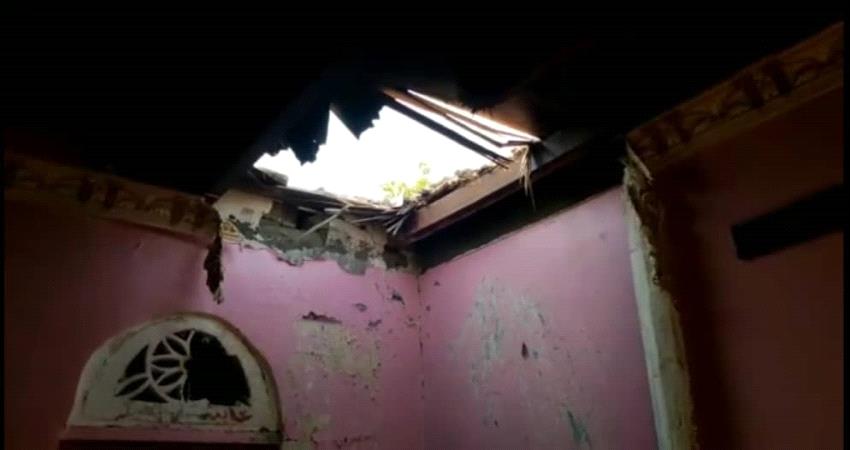 اضرار كبيرة إثر سقوط صاروخ حوثي على منزل مواطن بالحديدة