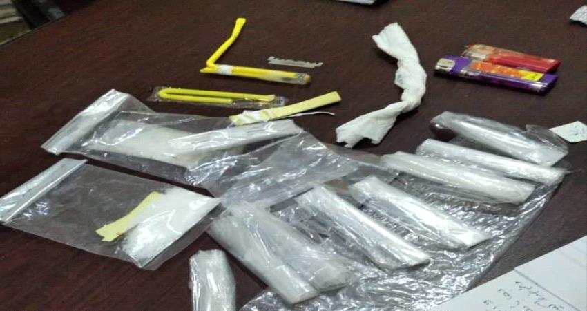 حضرموت.. ضبط مروجان للمخدرات غرب المكلا