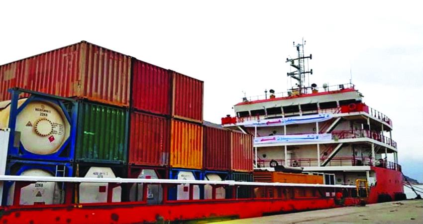 وفرت وقود محطات الكهرباء.. الامارات تمد السوق السقطرية بالمشتقات النفطية