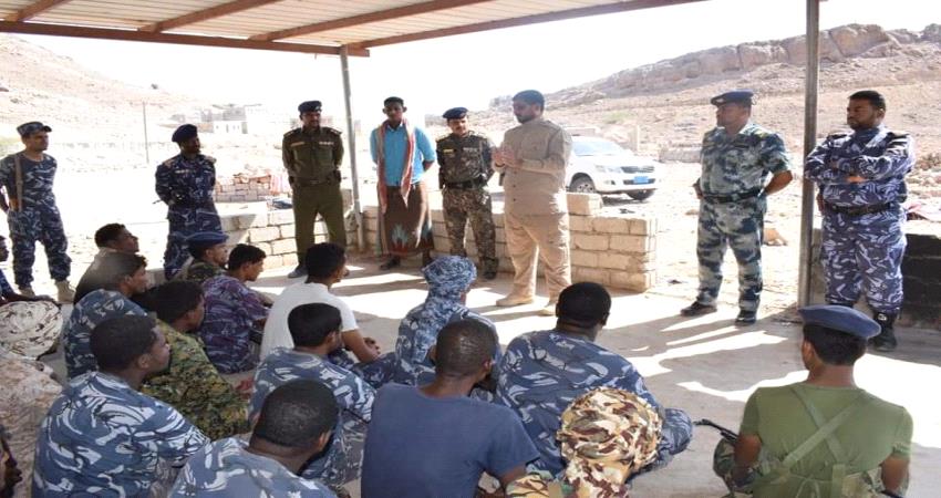 محاضرة توعوية لرفع اليقظة والحس الأمني لدى أفراد نقطة مدخل المكلا لضبط مهربي المخدرات