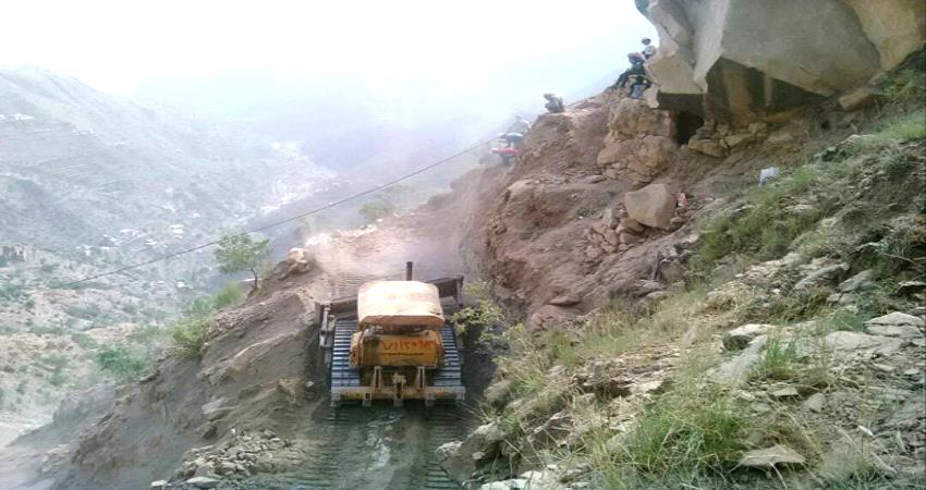 لحج.. معجزة شق الطرقات الجبلية من مخلفات والغام الحوثي!