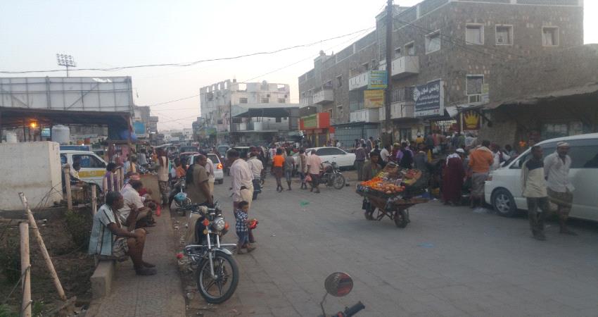 بالصور .. البسطات والتعديات غير القانونية تغرق شوارع الحوطة بلحج