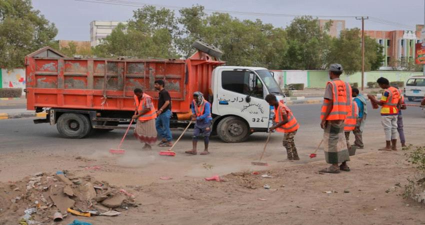 عدن.. مسؤول محلي يمهل المختصين أسبوعين لحل مشكلة المجاري
