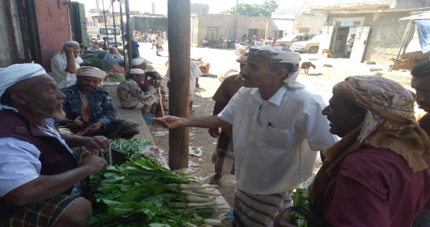 لحج.. مدير المسيمير يوجه بشن حملة ازالة مخلفات من سوق مركزي