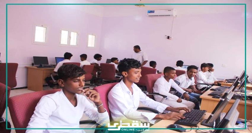 دعم اماراتي لمدرستين بسقطرى بمعامل حاسوب