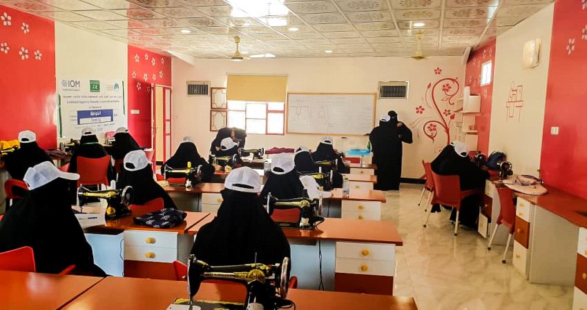 أسر نازحة من مناطق سيطرة الحوثي تصنع الكمامات في حضرموت