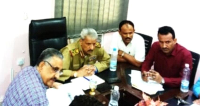 محافظ لحج يُوَجِّه بالنزول لوقف البسط على الأراضي 