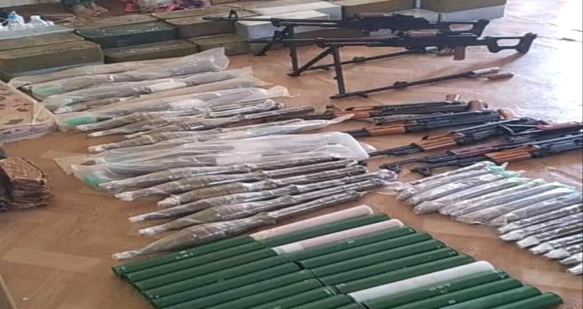 صور لكميات كبيرة من الأسلحة والذخائر مضبوطة في يافع بلحج