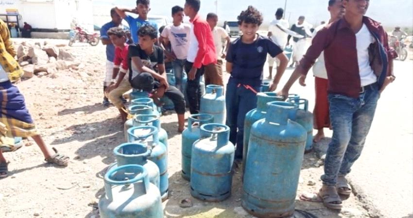 “خليفة الإنسانية” تلبي احيتاجات سكان سقطرى من الغاز والمياه