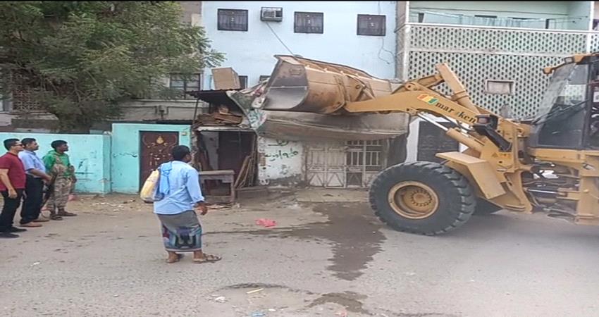 عدن.. حملة لإزالة حظائر المواشي وضبط المخالفين