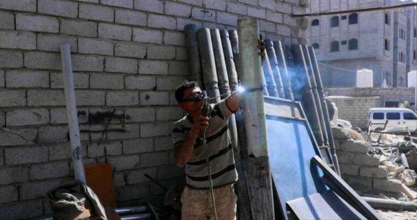 شاب يمني يحول خردوات الحرب إلى أدوات سلام..صور