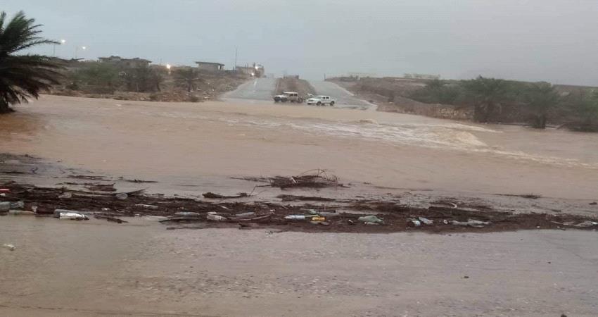 عاصفة "قاتي" تضرب سقطرى والسيول تجرف الطرقات ( صور )