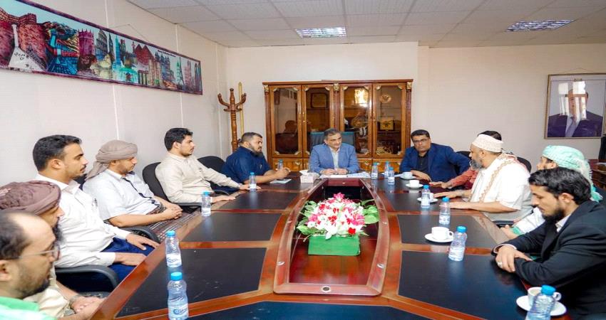 صرافو عدن : إستمرار تجاهل الحكومة لمعالجة تدهور العملة ينذر بكارثة اقتصادية